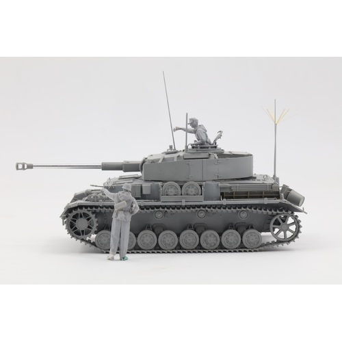 Border Model 1/35 Pz.Beob WG.IV Ausf J w/ Commander & Infantry Plastic Model Kit [BT006]